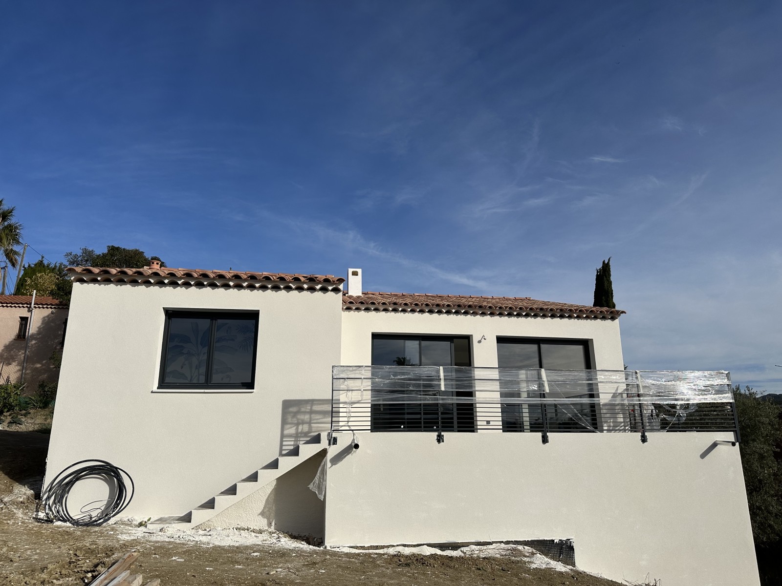 Vue extérieure de la magnifique villa à Allauch avec menuiserie noir anthracite.