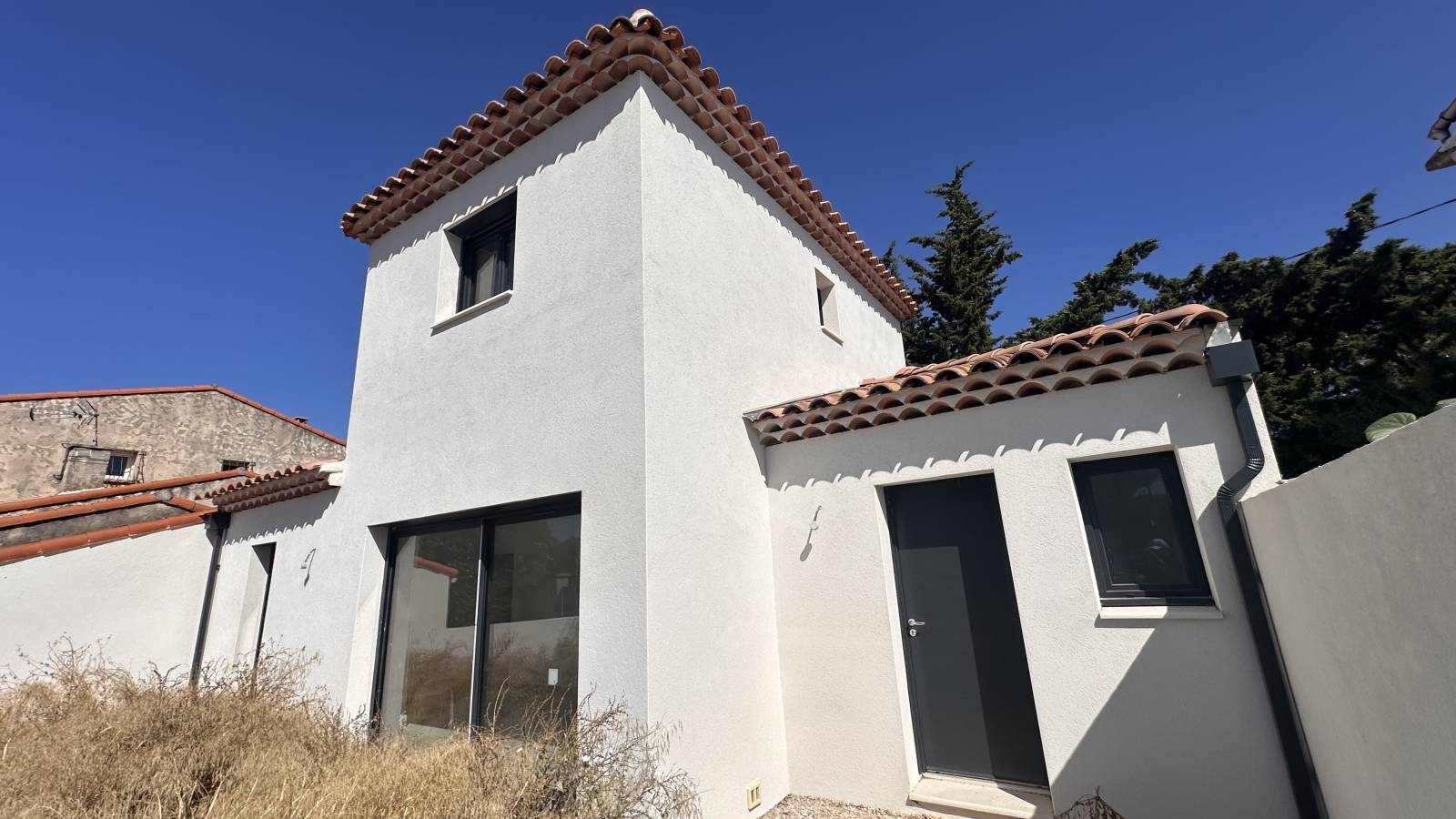 Façade moderne de la maison à étage partiel à Marignane avec menuiseries noir anthracite