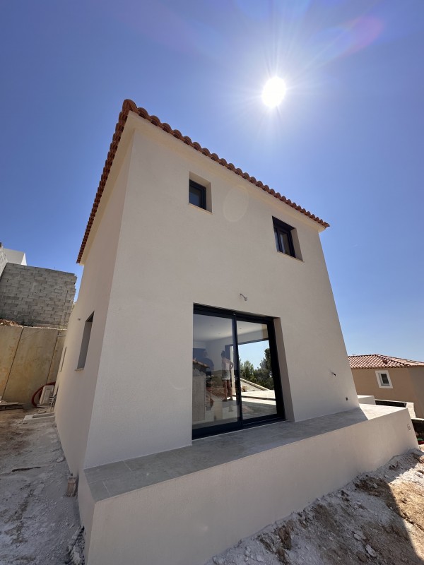 Construction d'une maison 105 m² avec étage et toit terrasse accessible à Rognac à côté de Marignane