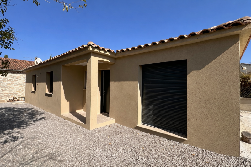 Maison plain-pied moderne à Rognac avec menuiseries gris anthracite RAL 7016