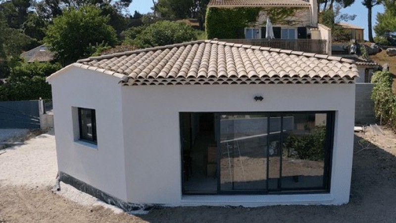 Maison neuve à Martigues – vue extérieure adaptée à la forme du terrain