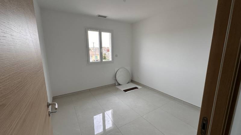 Chambre d’enfant confortable avec grandes ouvertures dans une maison neuve R+1 clé en main