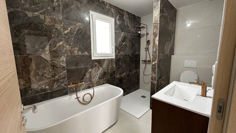 Salle de bain design avec niches intégrées dans la douche