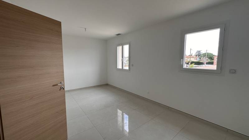 Chambre moderne d’une maison neuve R+1 clé en main avec espace lumineux et finitions soignées