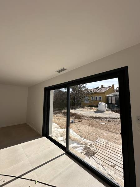 Maison moderne – grande baie vitrée à galandage