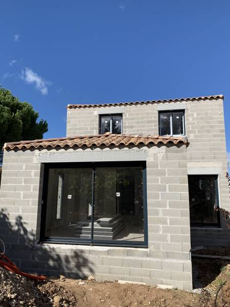 Salon conçu en plain-pied, chambres à l'étage