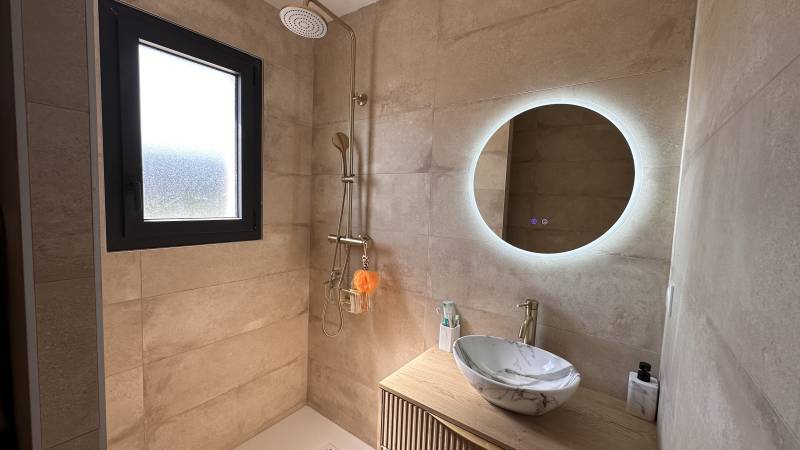 Salle de bain faïencée moderne maison neuve Sénas