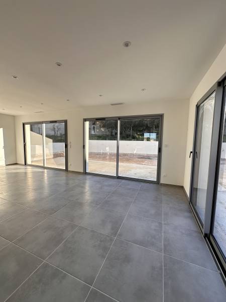 Intérieur spacieux et lumineux d’une maison livrée par Villas de Livia.