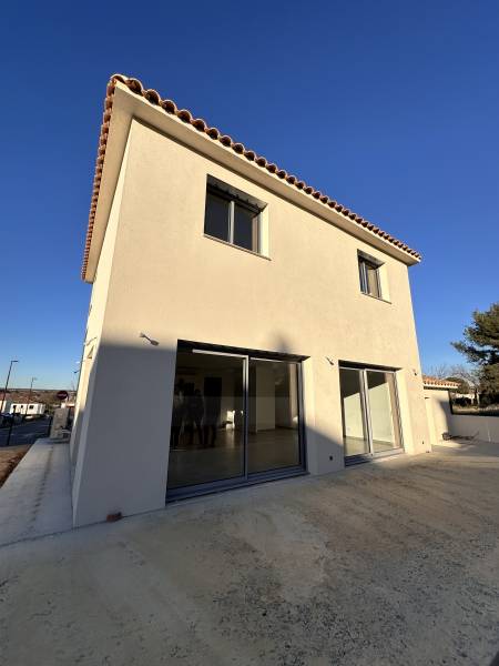 Façade moderne d’une maison en R+1 aux Pennes Mirabeau avec débordement béton.