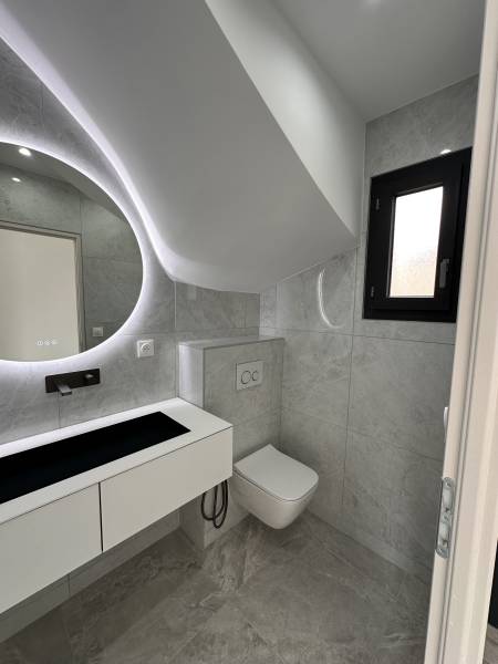 Salle de d'eau moderne avec des finitions élégantes