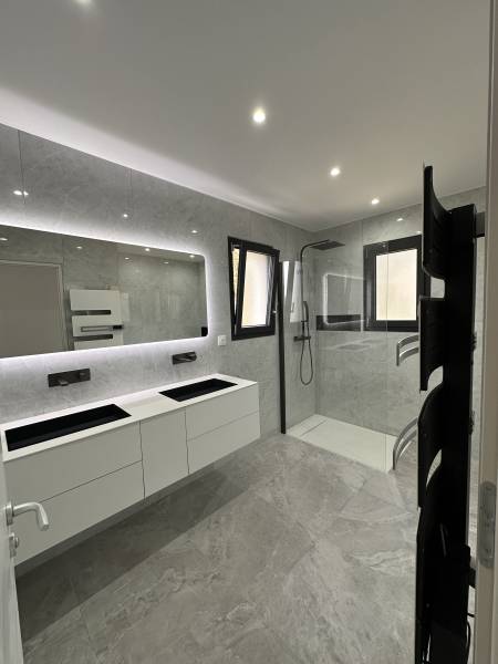 Salle de bains moderne avec des finitions élégantes