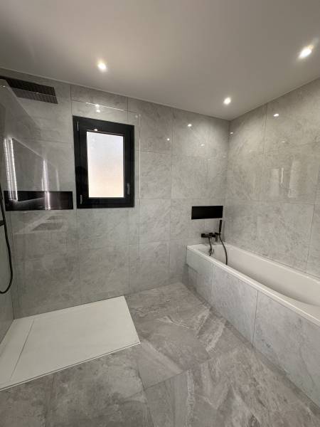 Salle de bains moderne avec des finitions élégantes