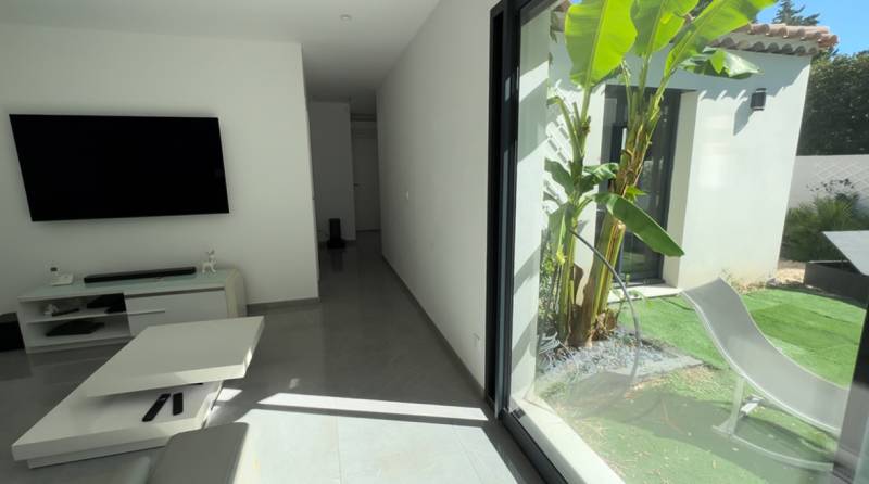 Menuiseries noir anthracite sur façade claire – projet Villas de Livia