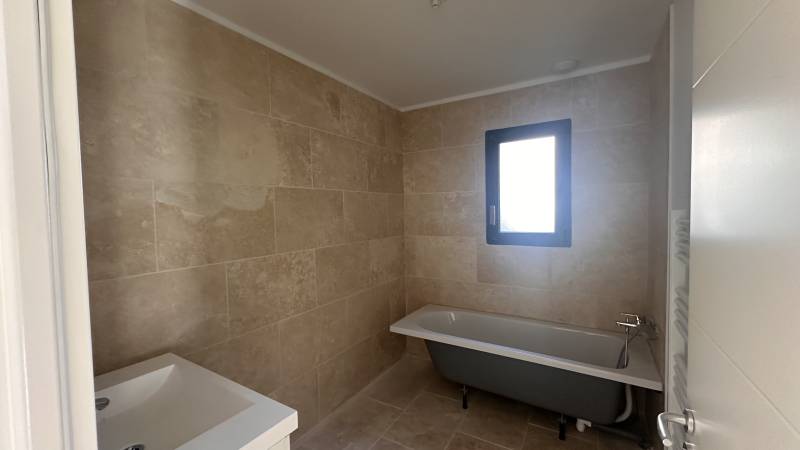Salle de bain élégante avec faïence murale et mobilier moderne à Marignane