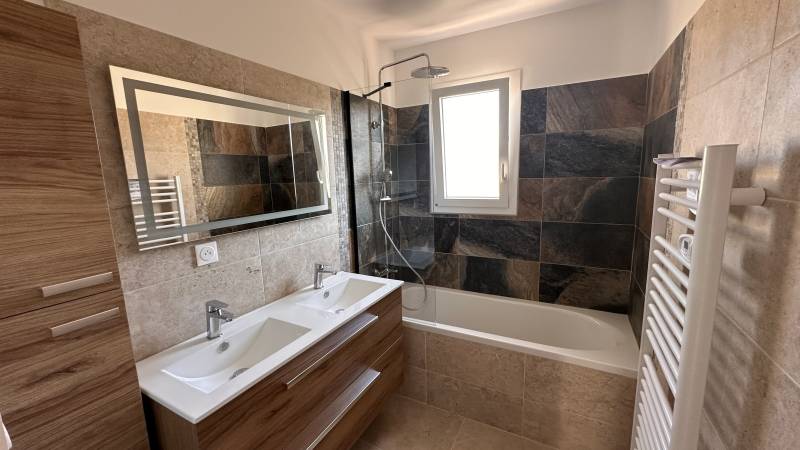 Salle de bain moderne avec meuble vasque design et miroir éclairé