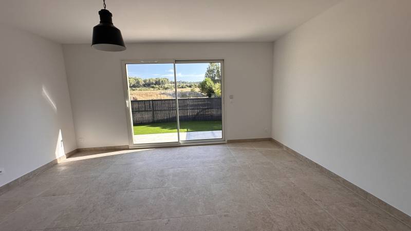 Séjour lumineux et spacieux d’une villa contemporaine