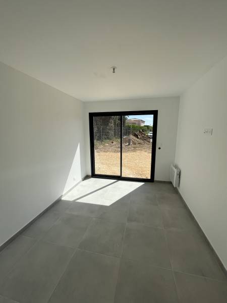 Intérieur moderne de la maison avec carrelage 60 par 60.