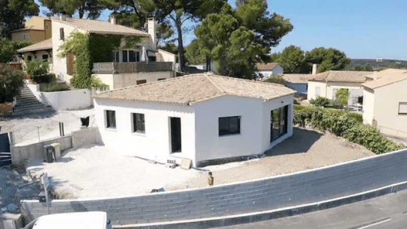 Constructeur maison Martigues – extérieur villa plain-pied réalisée par Villas de Livia