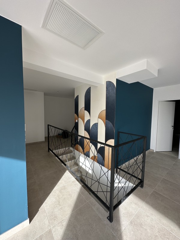 Intérieur lumineux de la villa avec touches de couleurs originales.