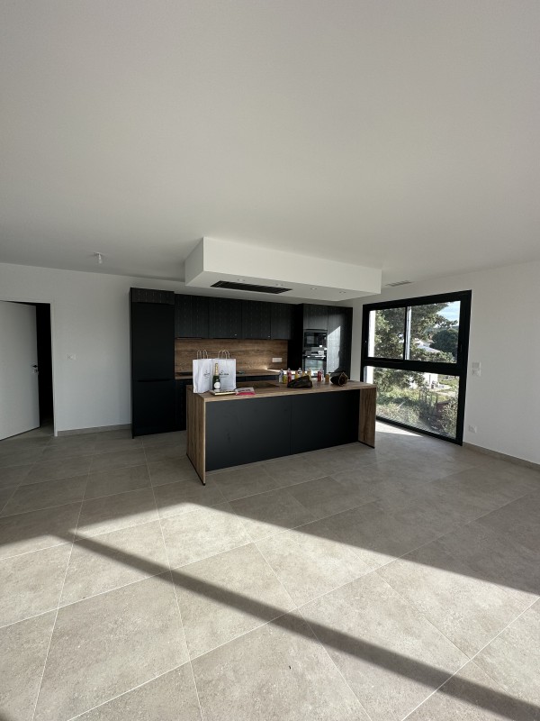 Intérieur lumineux de la villa avec touches de couleurs originales.