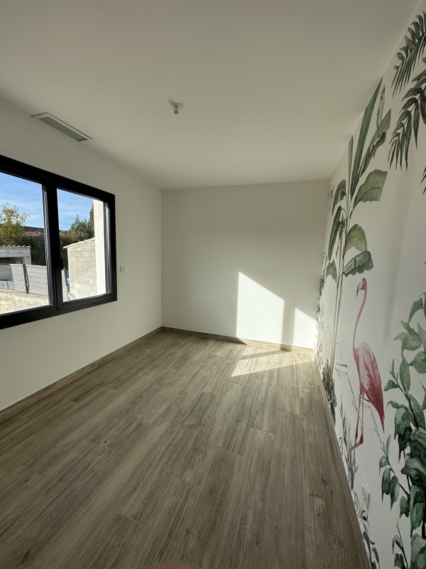 Intérieur lumineux de la villa avec touches de couleurs originales.